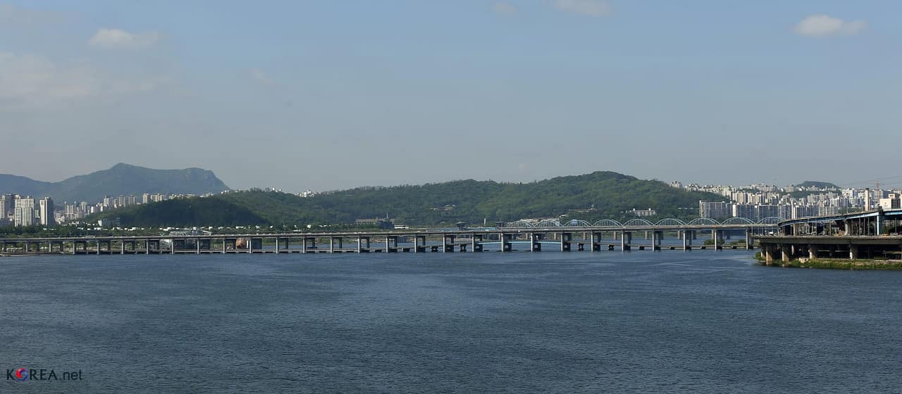 Banpo Bridge and Jamsu Bridge after April showers