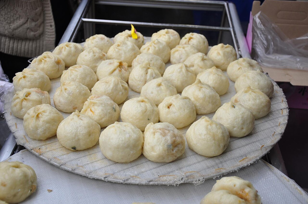A tray of large round steamed mandu, called wang-mandu, at a street stall