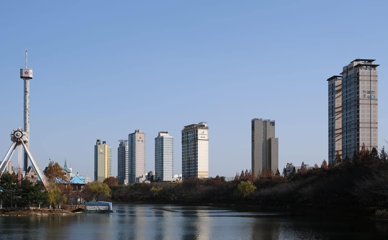Seokchon Lake with the city skyline